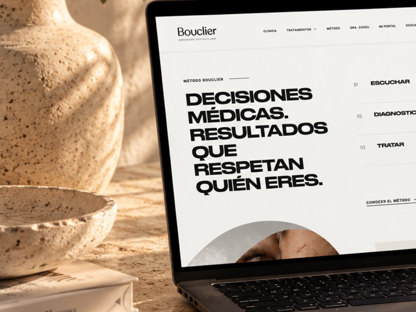 Web de la clínica Bouclier en un portátil